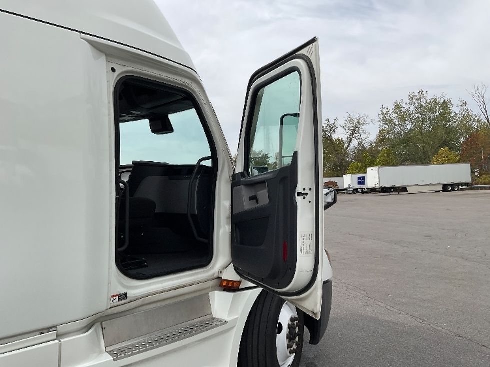 Sleeper Tractor-Heavy Duty Tractors-Freightliner-2021-T12664ST-Fort Wayne-IN-521,737\n\t\tmiles-$ 61,000 - Image 13