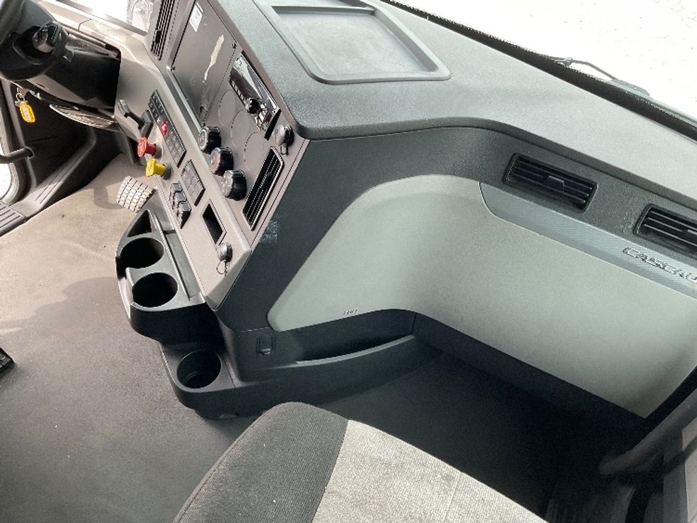 Sleeper Tractor-Heavy Duty Tractors-Freightliner-2021-T12664ST-Fort Wayne-IN-521,737\n\t\tmiles-$ 61,000 - Image 15