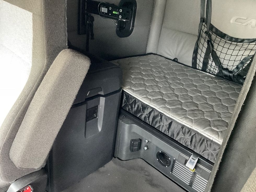 Sleeper Tractor-Heavy Duty Tractors-Freightliner-2021-T12664ST-Fort Wayne-IN-521,737\n\t\tmiles-$ 61,000 - Image 19