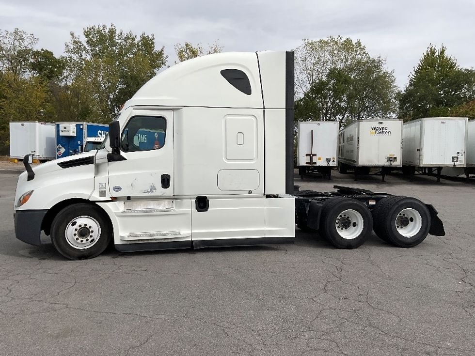 Sleeper Tractor-Heavy Duty Tractors-Freightliner-2021-T12664ST-Fort Wayne-IN-521,737\n\t\tmiles-$ 61,000 - Image 4