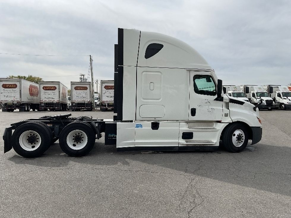 Sleeper Tractor-Heavy Duty Tractors-Freightliner-2021-T12664ST-Fort Wayne-IN-521,737\n\t\tmiles-$ 61,000 - Image 8