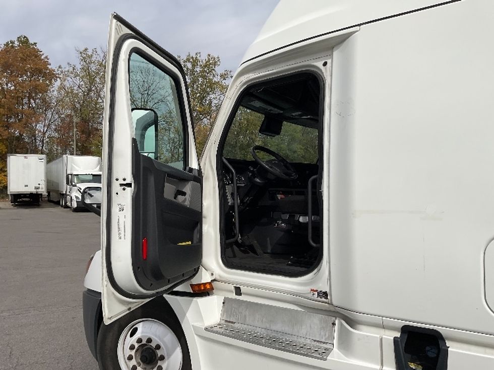 Sleeper Tractor-Heavy Duty Tractors-Freightliner-2021-T12664ST-Fort Wayne-IN-521,737\n\t\tmiles-$ 61,000 - Image 9