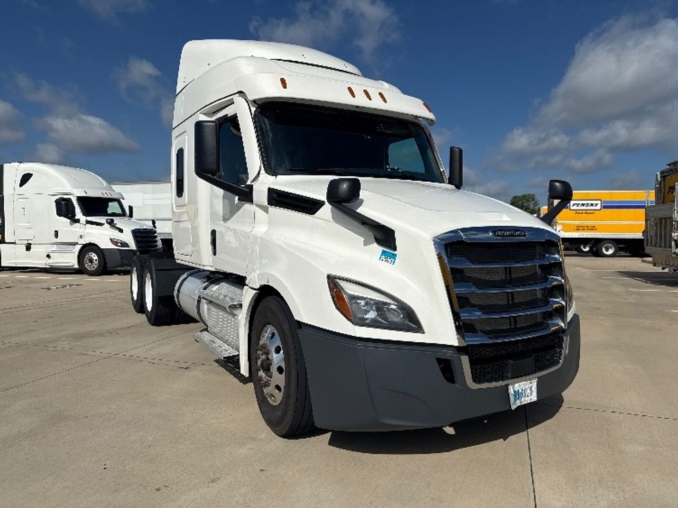 Sleeper Tractor-Heavy Duty Tractors-Freightliner-2021-T12664ST-Fort Worth-TX-505,768\n\t\tmiles-$ 68,500 - Image 1