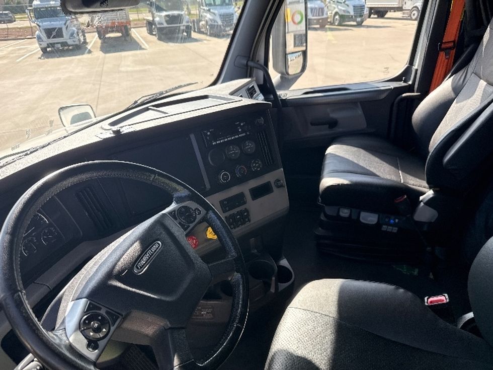 Sleeper Tractor-Heavy Duty Tractors-Freightliner-2021-T12664ST-Fort Worth-TX-505,768\n\t\tmiles-$ 68,500 - Image 10