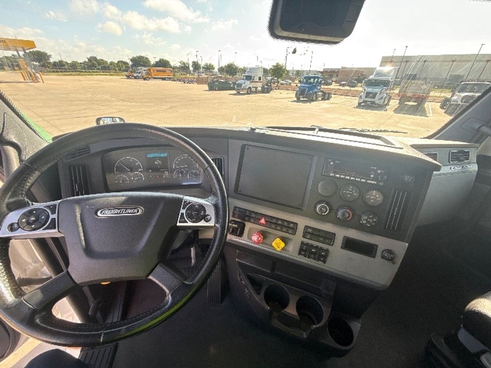 Sleeper Tractor-Heavy Duty Tractors-Freightliner-2021-T12664ST-Fort Worth-TX-505,768\n\t\tmiles-$ 68,500 - Image 11