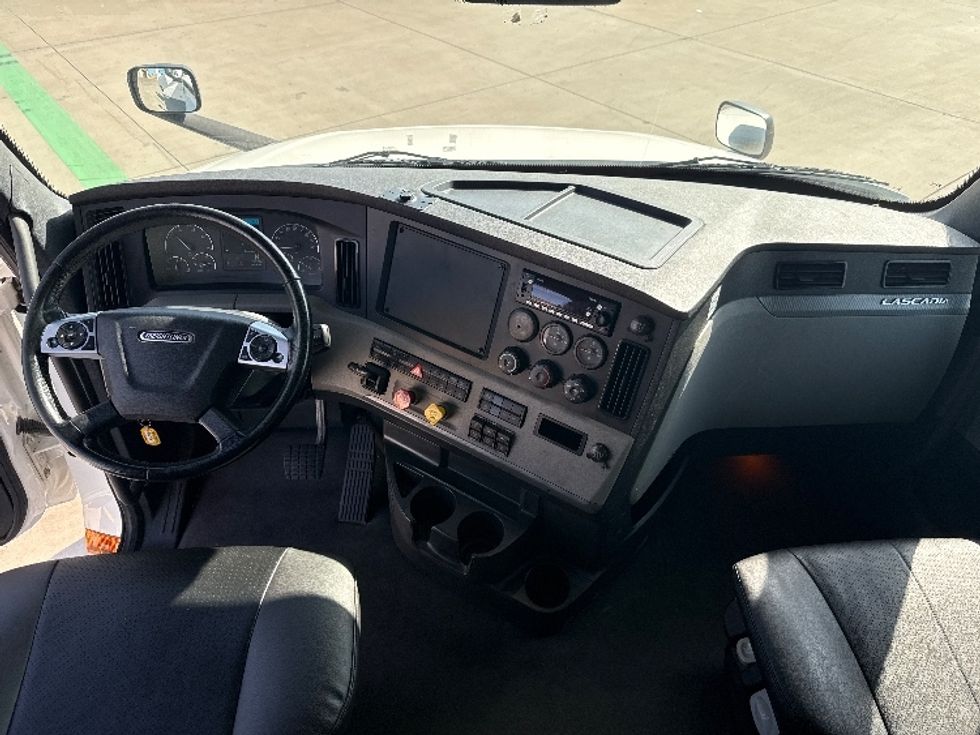 Sleeper Tractor-Heavy Duty Tractors-Freightliner-2021-T12664ST-Fort Worth-TX-505,768\n\t\tmiles-$ 68,500 - Image 12