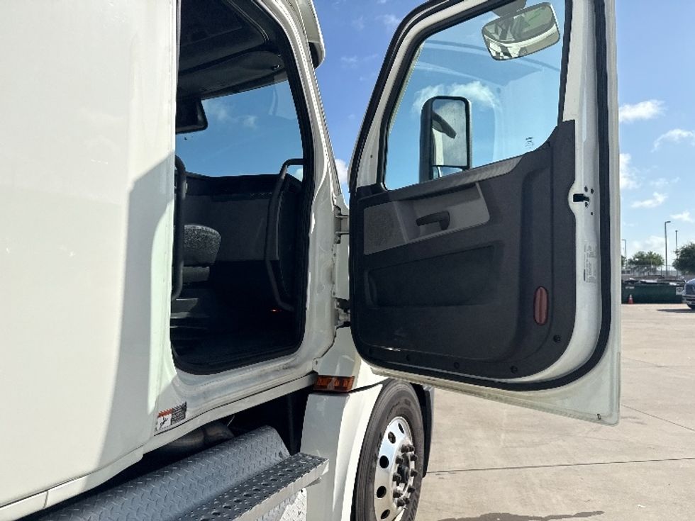 Sleeper Tractor-Heavy Duty Tractors-Freightliner-2021-T12664ST-Fort Worth-TX-505,768\n\t\tmiles-$ 68,500 - Image 13
