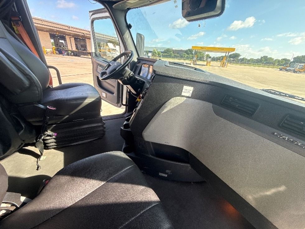 Sleeper Tractor-Heavy Duty Tractors-Freightliner-2021-T12664ST-Fort Worth-TX-505,768\n\t\tmiles-$ 68,500 - Image 15