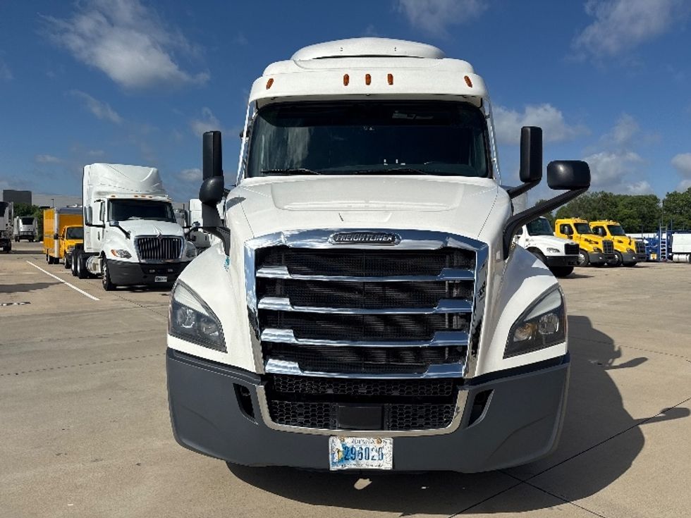 Sleeper Tractor-Heavy Duty Tractors-Freightliner-2021-T12664ST-Fort Worth-TX-505,768\n\t\tmiles-$ 68,500 - Image 2