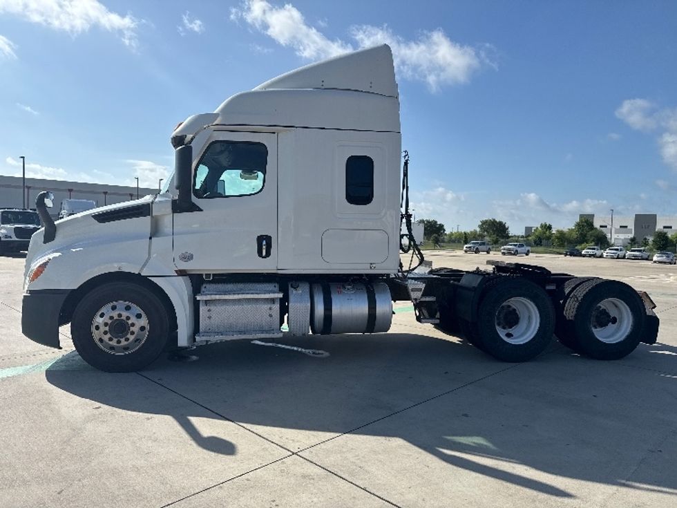 Sleeper Tractor-Heavy Duty Tractors-Freightliner-2021-T12664ST-Fort Worth-TX-505,768\n\t\tmiles-$ 68,500 - Image 4