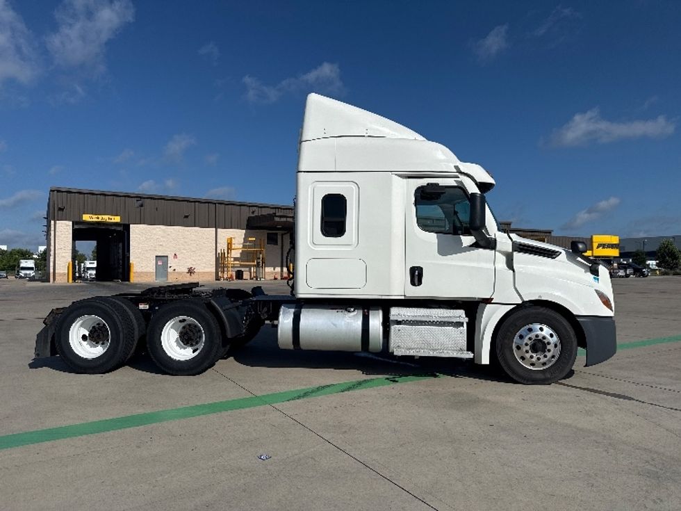 Sleeper Tractor-Heavy Duty Tractors-Freightliner-2021-T12664ST-Fort Worth-TX-505,768\n\t\tmiles-$ 68,500 - Image 8