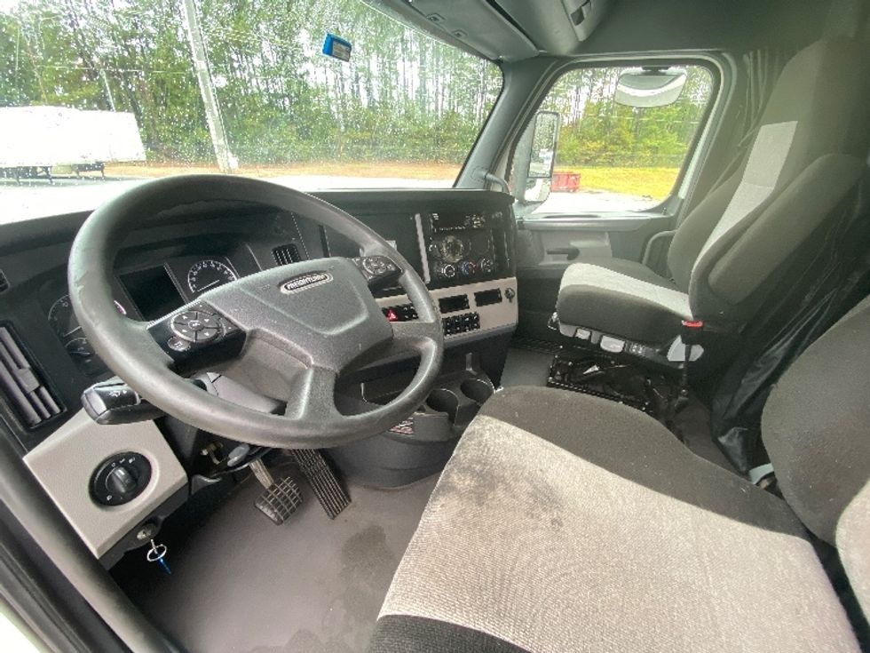 Sleeper Tractor-Heavy Duty Tractors-Freightliner-2021-T12664ST-Fort Worth-TX-610,000\n\t\tmiles-$ 66,000 - Image 10