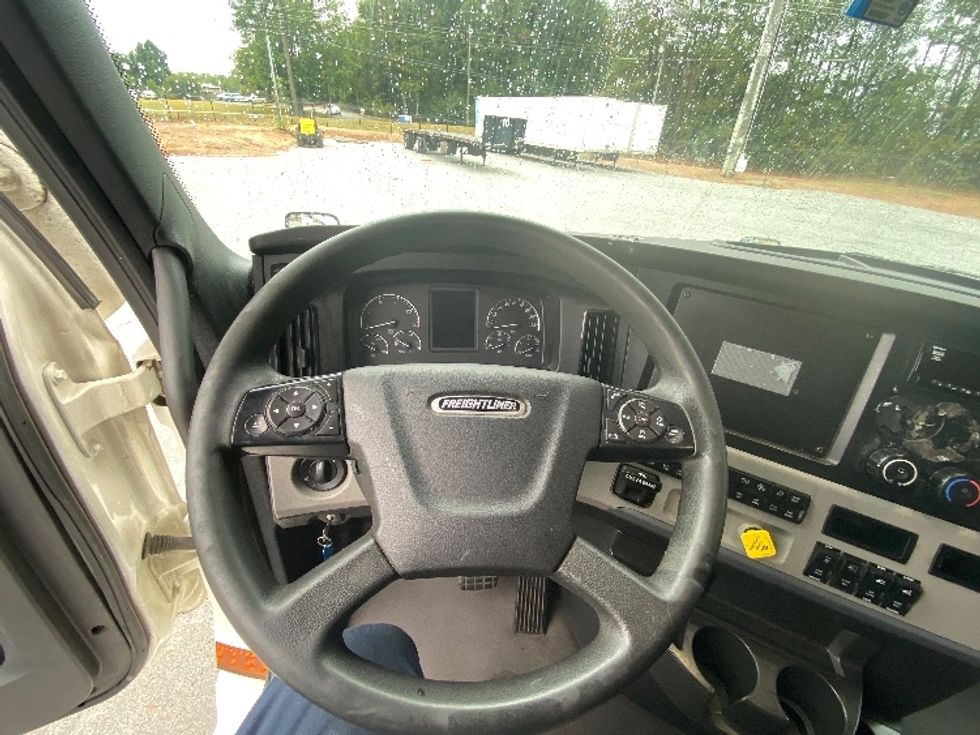 Sleeper Tractor-Heavy Duty Tractors-Freightliner-2021-T12664ST-Fort Worth-TX-610,000\n\t\tmiles-$ 66,000 - Image 11