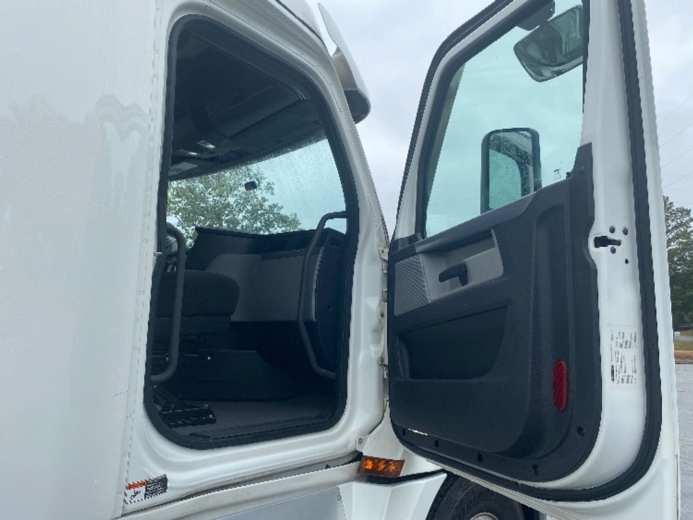 Sleeper Tractor-Heavy Duty Tractors-Freightliner-2021-T12664ST-Fort Worth-TX-610,000\n\t\tmiles-$ 66,000 - Image 13