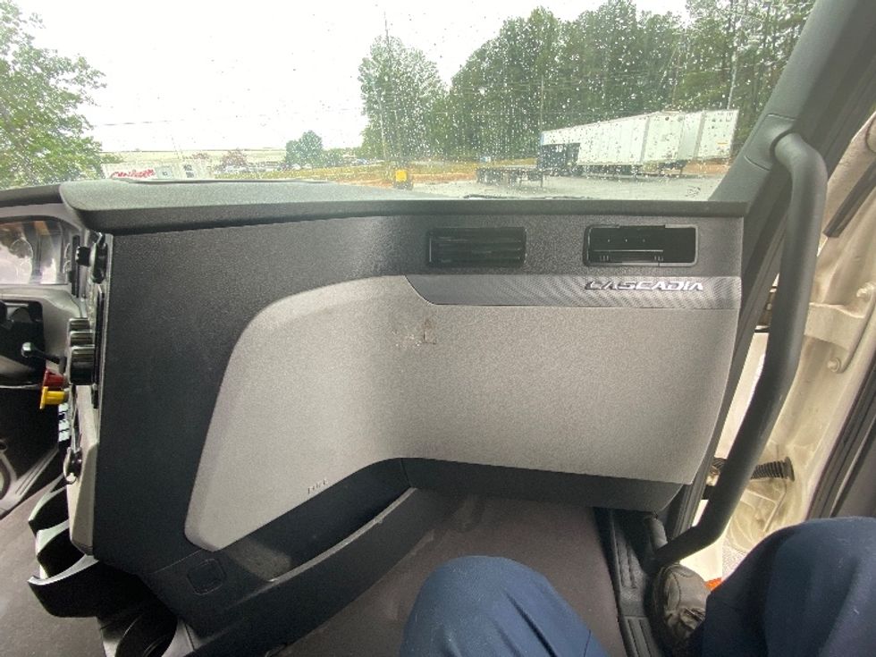 Sleeper Tractor-Heavy Duty Tractors-Freightliner-2021-T12664ST-Fort Worth-TX-610,000\n\t\tmiles-$ 66,000 - Image 14