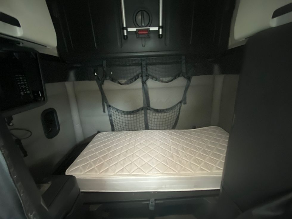 Sleeper Tractor-Heavy Duty Tractors-Freightliner-2021-T12664ST-Fort Worth-TX-610,000\n\t\tmiles-$ 66,000 - Image 16