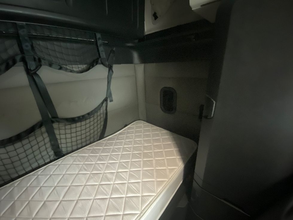 Sleeper Tractor-Heavy Duty Tractors-Freightliner-2021-T12664ST-Fort Worth-TX-610,000\n\t\tmiles-$ 66,000 - Image 17