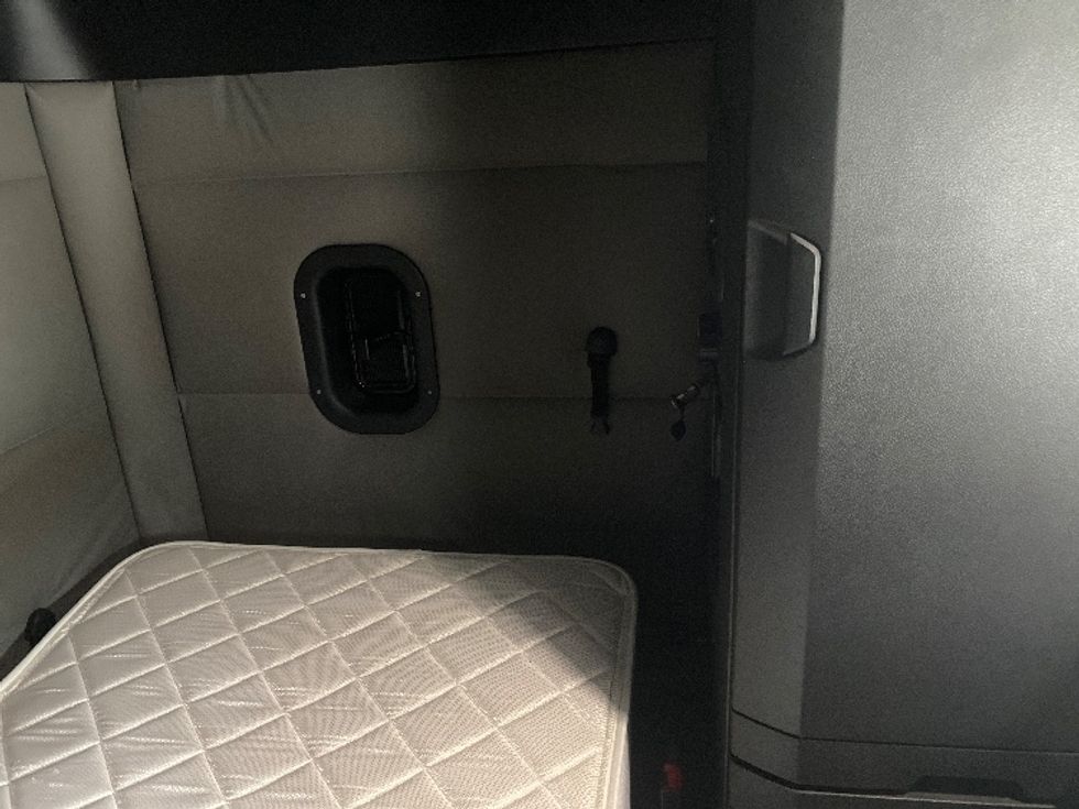 Sleeper Tractor-Heavy Duty Tractors-Freightliner-2021-T12664ST-Fort Worth-TX-610,000\n\t\tmiles-$ 66,000 - Image 18