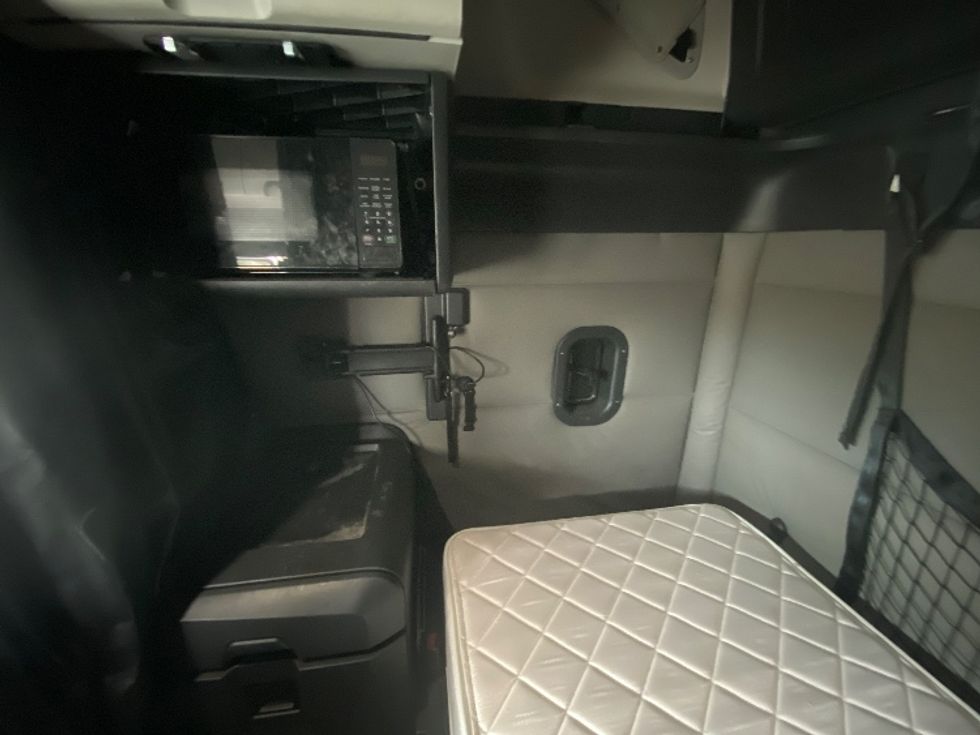 Sleeper Tractor-Heavy Duty Tractors-Freightliner-2021-T12664ST-Fort Worth-TX-610,000\n\t\tmiles-$ 66,000 - Image 19