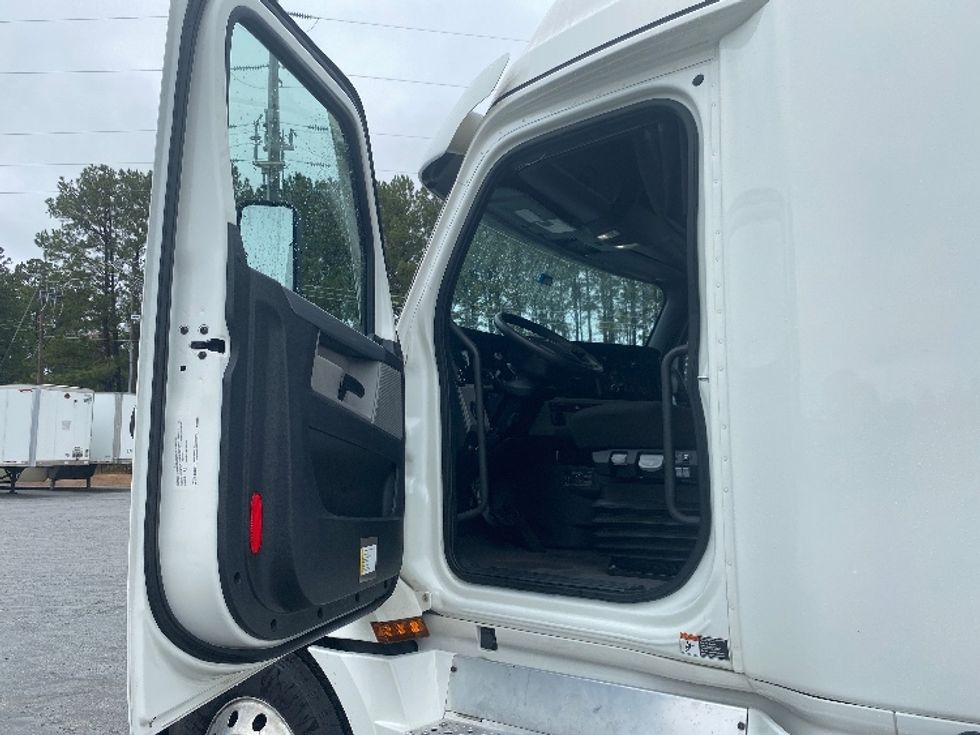 Sleeper Tractor-Heavy Duty Tractors-Freightliner-2021-T12664ST-Fort Worth-TX-610,000\n\t\tmiles-$ 66,000 - Image 9