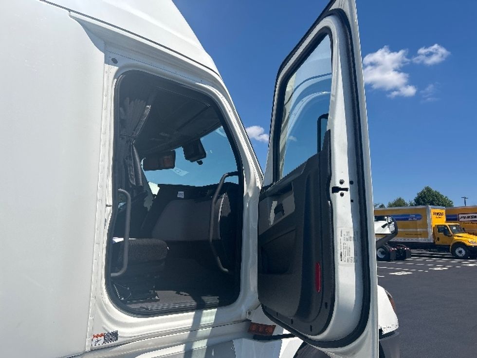 Sleeper Tractor-Heavy Duty Tractors-Freightliner-2021-T12664ST-Fredericksburg-VA-559,018\n\t\tmiles-$ 57,000 - Image 13