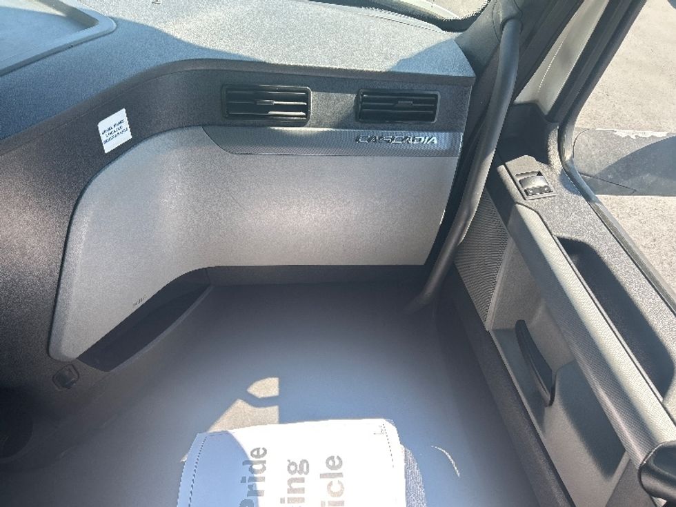 Sleeper Tractor-Heavy Duty Tractors-Freightliner-2021-T12664ST-Fredericksburg-VA-559,018\n\t\tmiles-$ 57,000 - Image 14