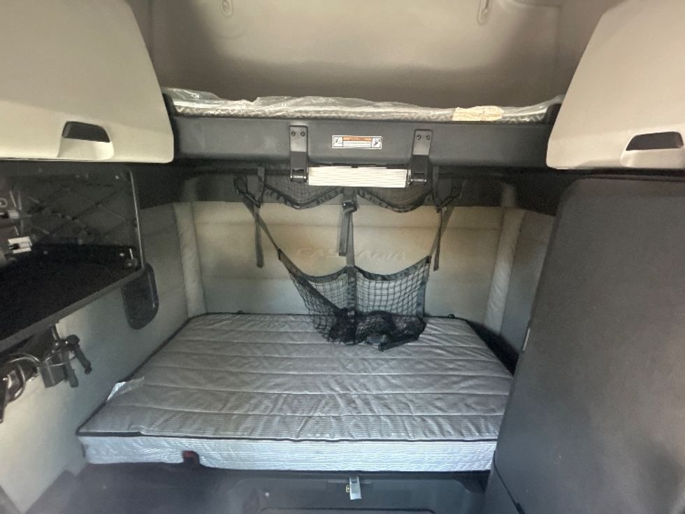 Sleeper Tractor-Heavy Duty Tractors-Freightliner-2021-T12664ST-Fredericksburg-VA-559,018\n\t\tmiles-$ 57,000 - Image 16