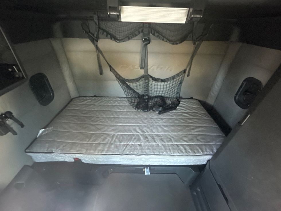 Sleeper Tractor-Heavy Duty Tractors-Freightliner-2021-T12664ST-Fredericksburg-VA-559,018\n\t\tmiles-$ 57,000 - Image 17