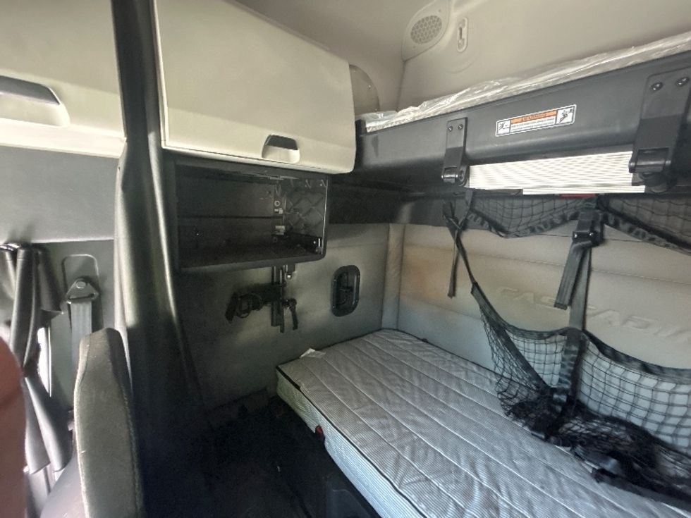 Sleeper Tractor-Heavy Duty Tractors-Freightliner-2021-T12664ST-Fredericksburg-VA-559,018\n\t\tmiles-$ 57,000 - Image 19