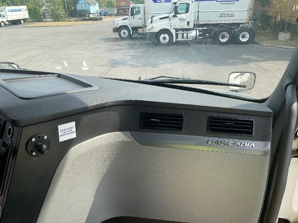 Sleeper Tractor-Heavy Duty Tractors-Freightliner-2021-T12664ST-Fredonia-NY-366,959\n\t\tmiles-$ 75,250 - Image 14