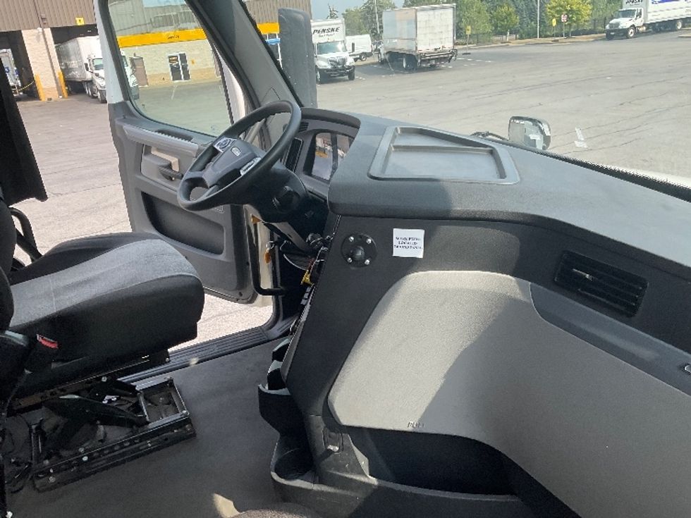 Sleeper Tractor-Heavy Duty Tractors-Freightliner-2021-T12664ST-Fredonia-NY-366,959\n\t\tmiles-$ 75,250 - Image 15