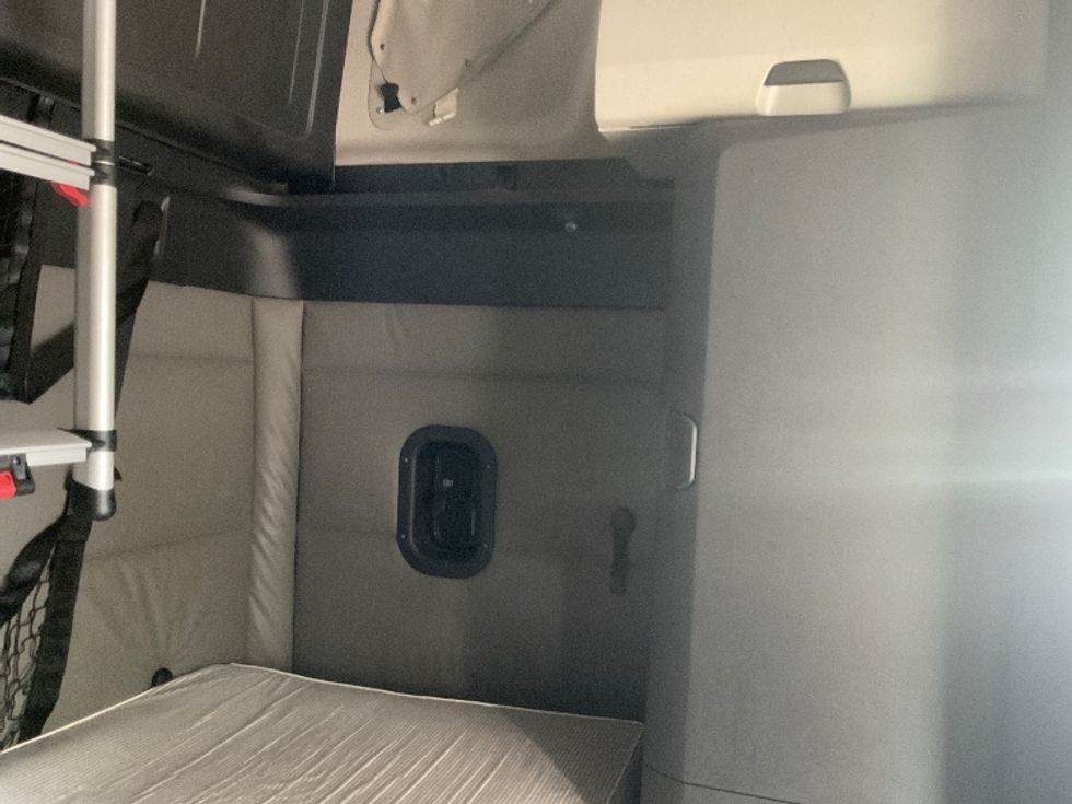 Sleeper Tractor-Heavy Duty Tractors-Freightliner-2021-T12664ST-Fredonia-NY-366,959\n\t\tmiles-$ 75,250 - Image 18