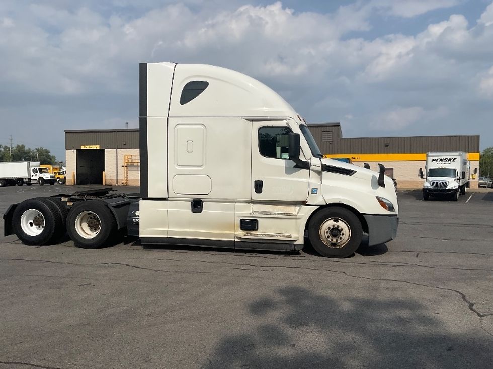Sleeper Tractor-Heavy Duty Tractors-Freightliner-2021-T12664ST-Fredonia-NY-366,959\n\t\tmiles-$ 75,250 - Image 8