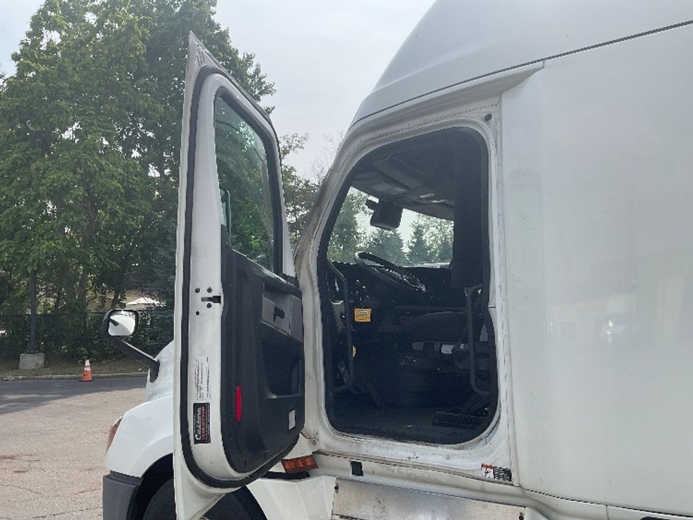 Sleeper Tractor-Heavy Duty Tractors-Freightliner-2021-T12664ST-Fredonia-NY-366,959\n\t\tmiles-$ 75,250 - Image 9