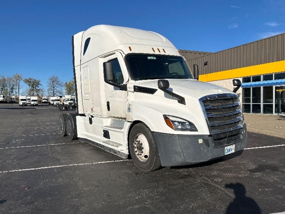 Sleeper Tractor-Heavy Duty Tractors-Freightliner-2021-T12664ST-Fredonia-NY-399,048\n\t\tmiles-$ 71,750 - Image 1