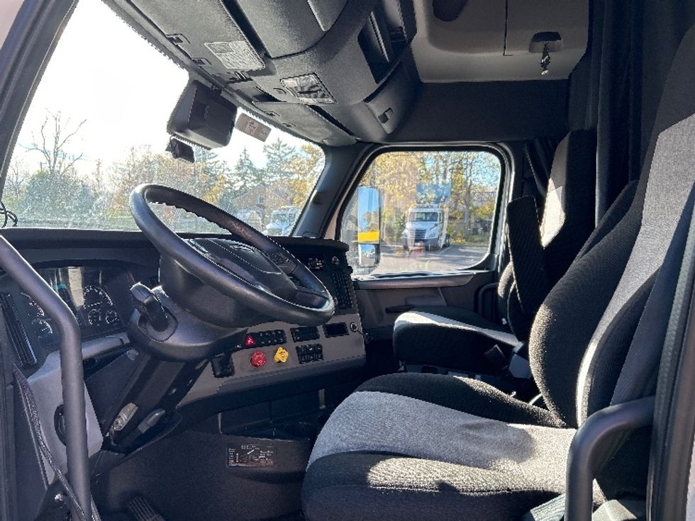 Sleeper Tractor-Heavy Duty Tractors-Freightliner-2021-T12664ST-Fredonia-NY-399,048\n\t\tmiles-$ 71,750 - Image 10