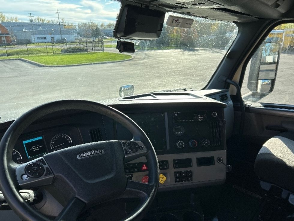 Sleeper Tractor-Heavy Duty Tractors-Freightliner-2021-T12664ST-Fredonia-NY-399,048\n\t\tmiles-$ 71,750 - Image 11