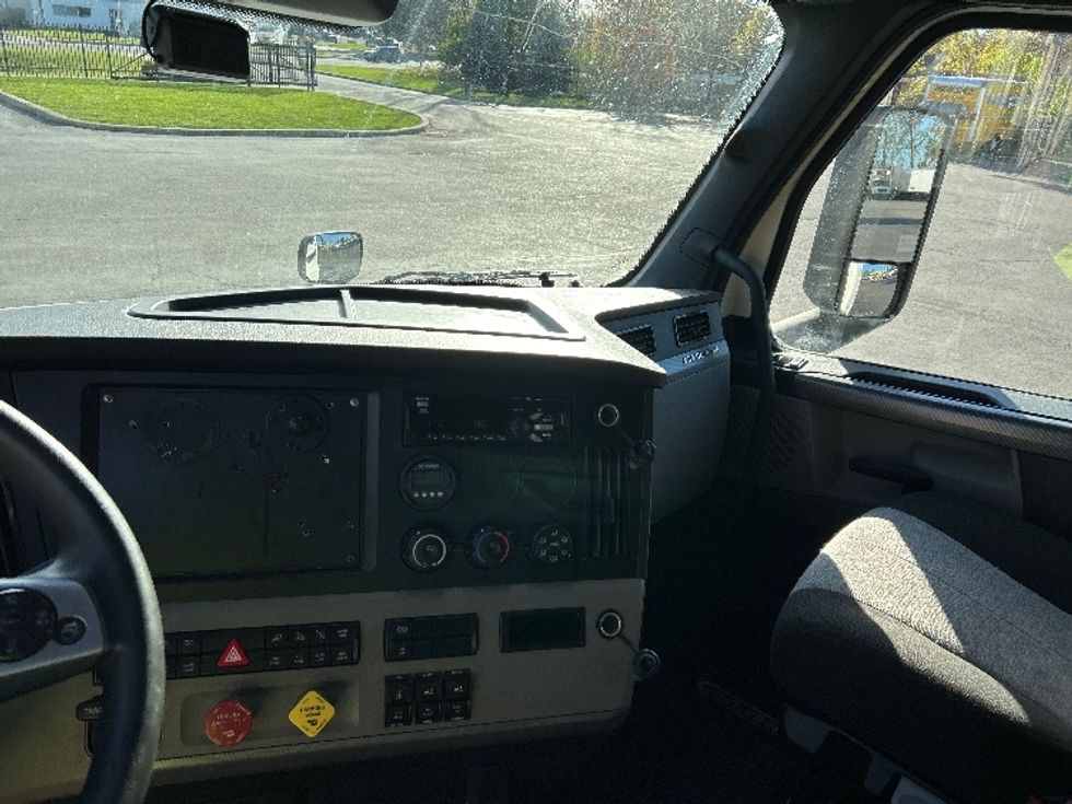 Sleeper Tractor-Heavy Duty Tractors-Freightliner-2021-T12664ST-Fredonia-NY-399,048\n\t\tmiles-$ 71,750 - Image 12