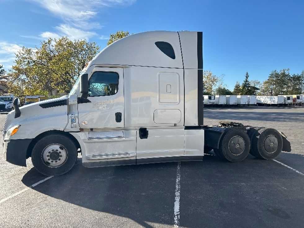Sleeper Tractor-Heavy Duty Tractors-Freightliner-2021-T12664ST-Fredonia-NY-399,048\n\t\tmiles-$ 71,750 - Image 4