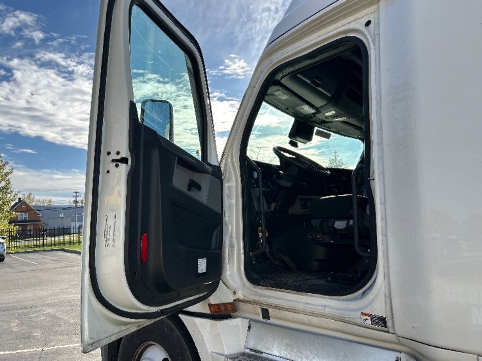 Sleeper Tractor-Heavy Duty Tractors-Freightliner-2021-T12664ST-Fredonia-NY-399,048\n\t\tmiles-$ 71,750 - Image 9