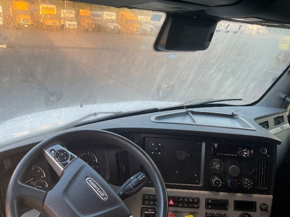 Sleeper Tractor-Heavy Duty Tractors-Freightliner-2021-T12664ST-Fredonia-NY-424,795\n\t\tmiles-$ 70,750 - Image 11