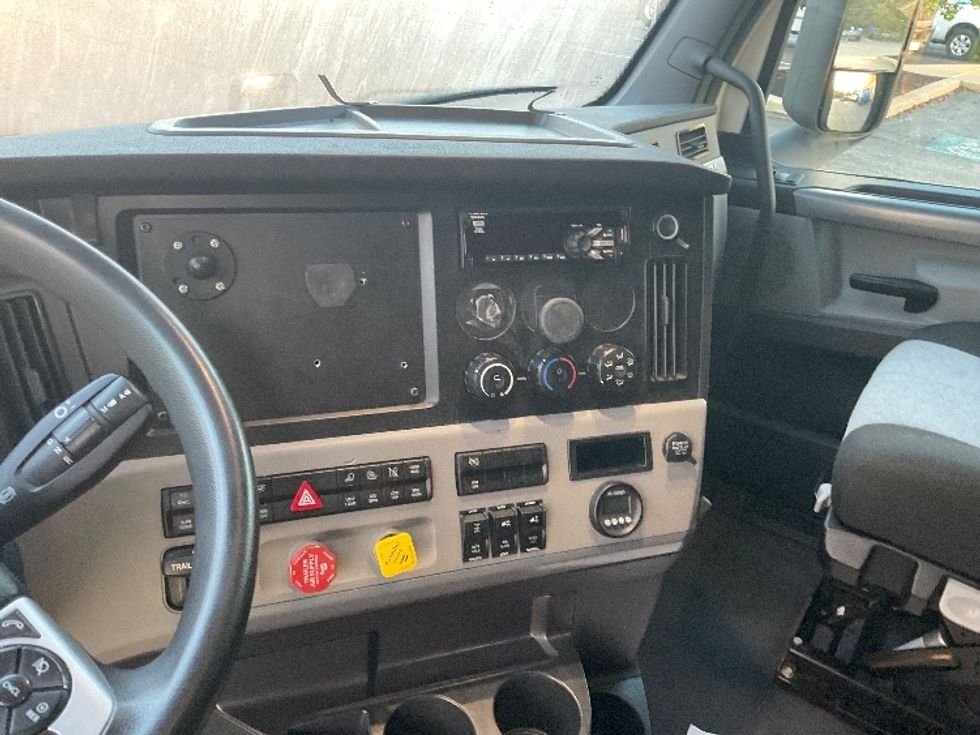 Sleeper Tractor-Heavy Duty Tractors-Freightliner-2021-T12664ST-Fredonia-NY-424,795\n\t\tmiles-$ 70,750 - Image 12