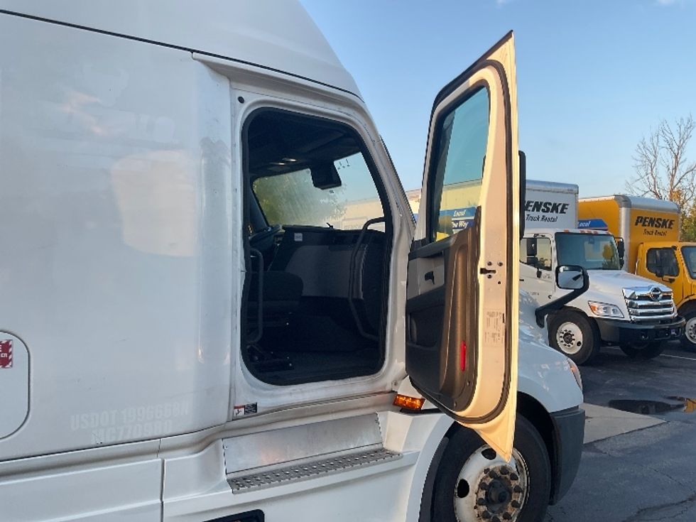 Sleeper Tractor-Heavy Duty Tractors-Freightliner-2021-T12664ST-Fredonia-NY-424,795\n\t\tmiles-$ 70,750 - Image 13