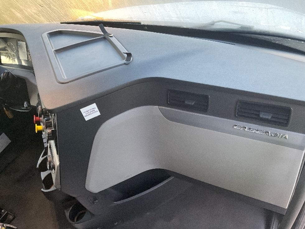 Sleeper Tractor-Heavy Duty Tractors-Freightliner-2021-T12664ST-Fredonia-NY-424,795\n\t\tmiles-$ 70,750 - Image 14