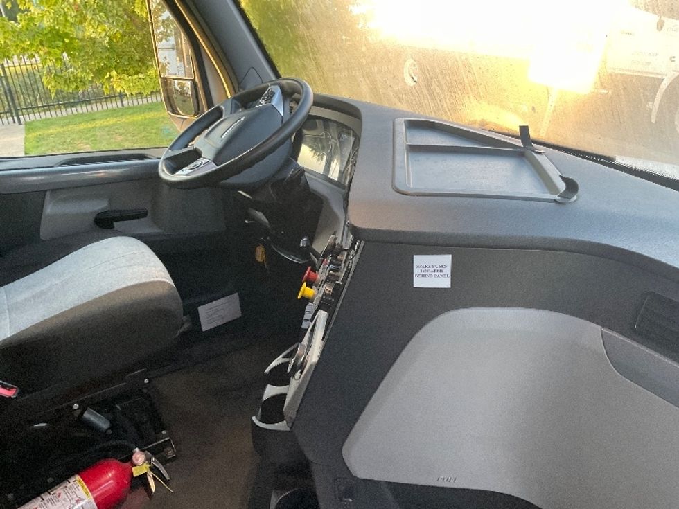 Sleeper Tractor-Heavy Duty Tractors-Freightliner-2021-T12664ST-Fredonia-NY-424,795\n\t\tmiles-$ 70,750 - Image 15