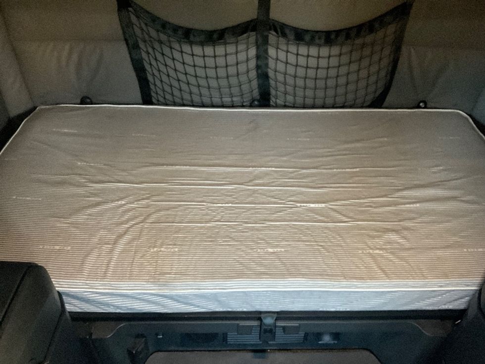 Sleeper Tractor-Heavy Duty Tractors-Freightliner-2021-T12664ST-Fredonia-NY-424,795\n\t\tmiles-$ 70,750 - Image 17