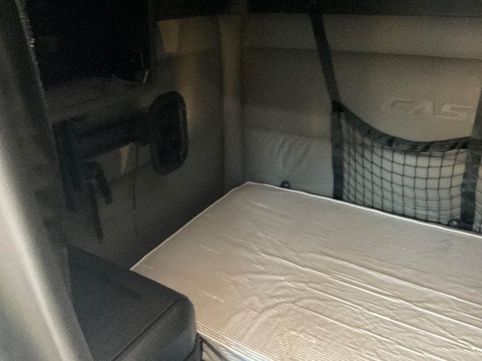 Sleeper Tractor-Heavy Duty Tractors-Freightliner-2021-T12664ST-Fredonia-NY-424,795\n\t\tmiles-$ 70,750 - Image 19