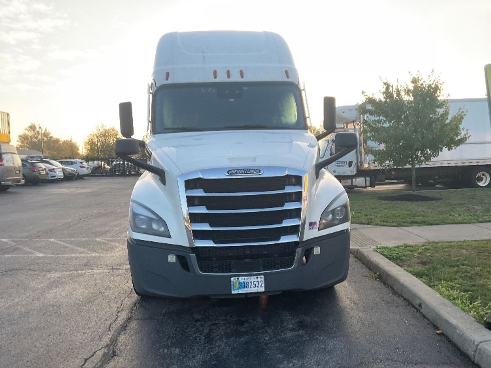2021 Freightliner Cascadia 126" Sleeper Cab photo 2