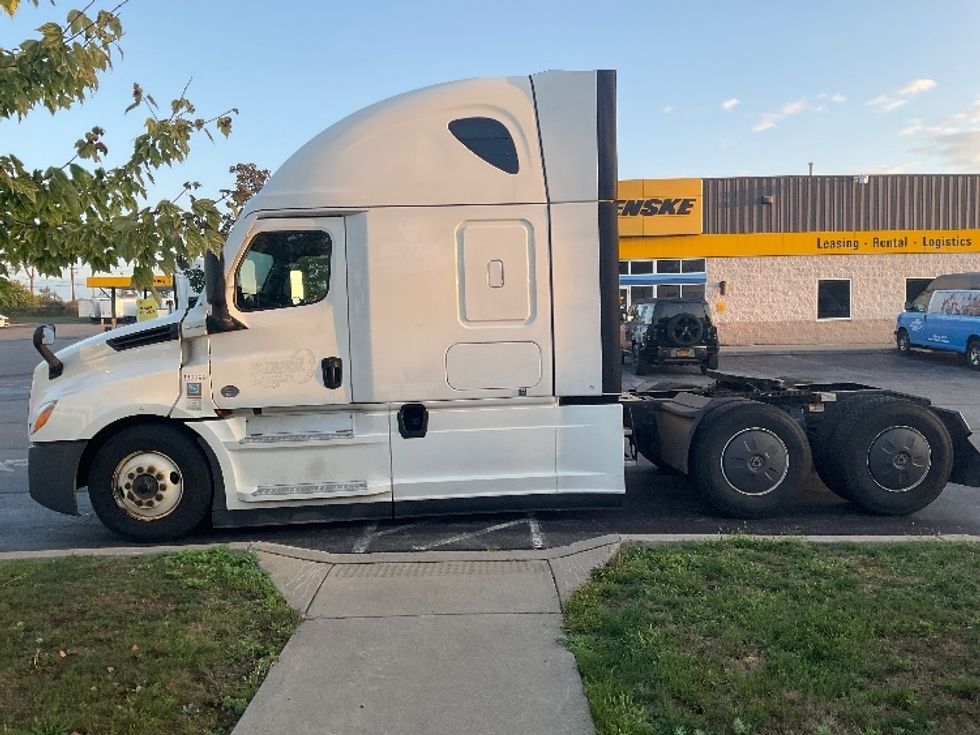 2021 Freightliner Cascadia 126" Sleeper Cab photo 4
