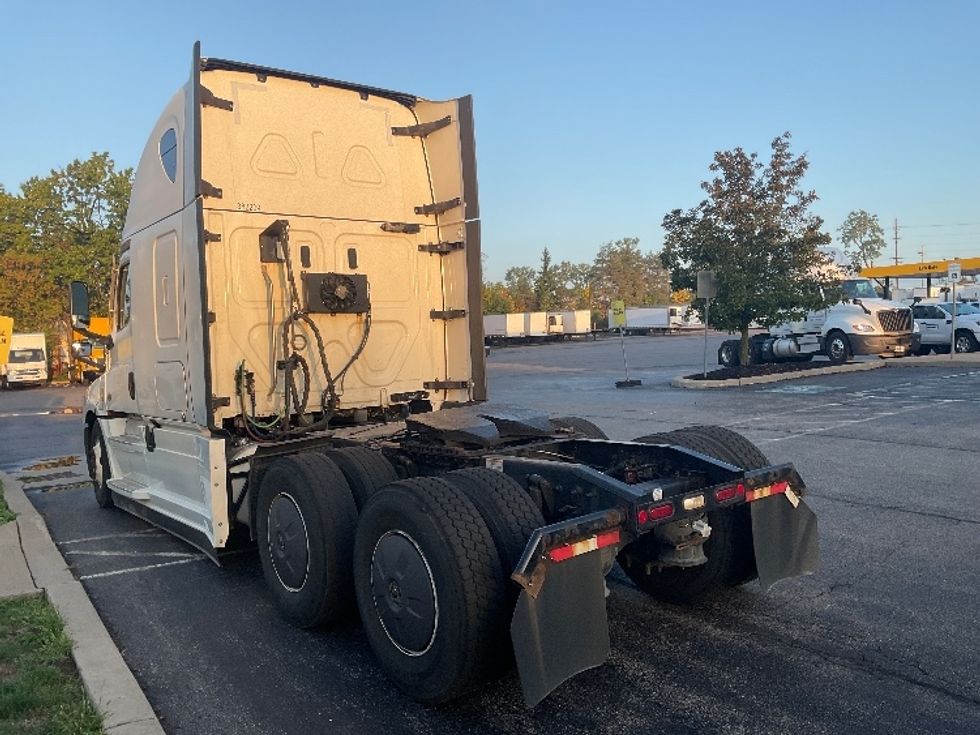 Sleeper Tractor-Heavy Duty Tractors-Freightliner-2021-T12664ST-Fredonia-NY-424,795\n\t\tmiles-$ 70,750 - Image 5